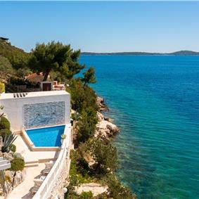 6 Bedroom Waterfront Villa with Pool in Uvala Ljubljeva near Trogir, Sleeps 12-13